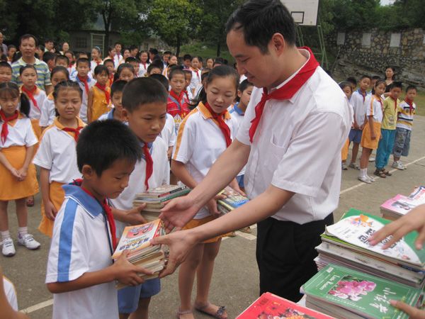 广联通讯城为南津关小学建“红领巾书屋