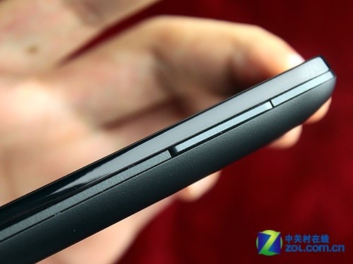 小米手机的机身右侧具备一个音量调节键