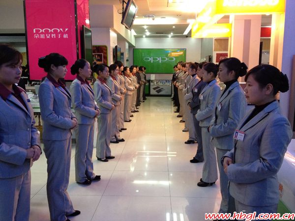 公司进行三姿培训强化仪态