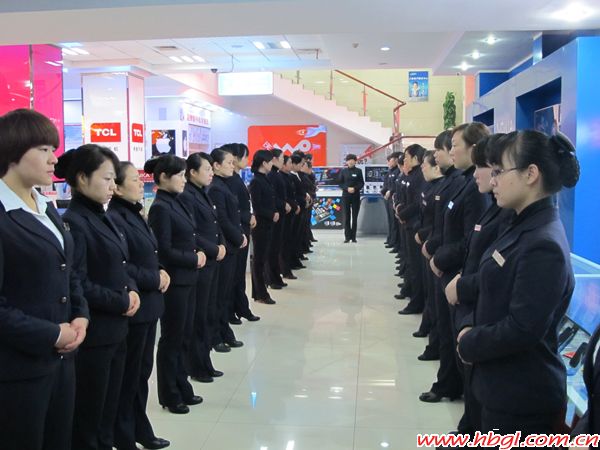 公司进行三姿培训强化仪态