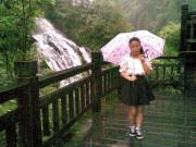 这是在大雨中的三峡人家拍的照片。