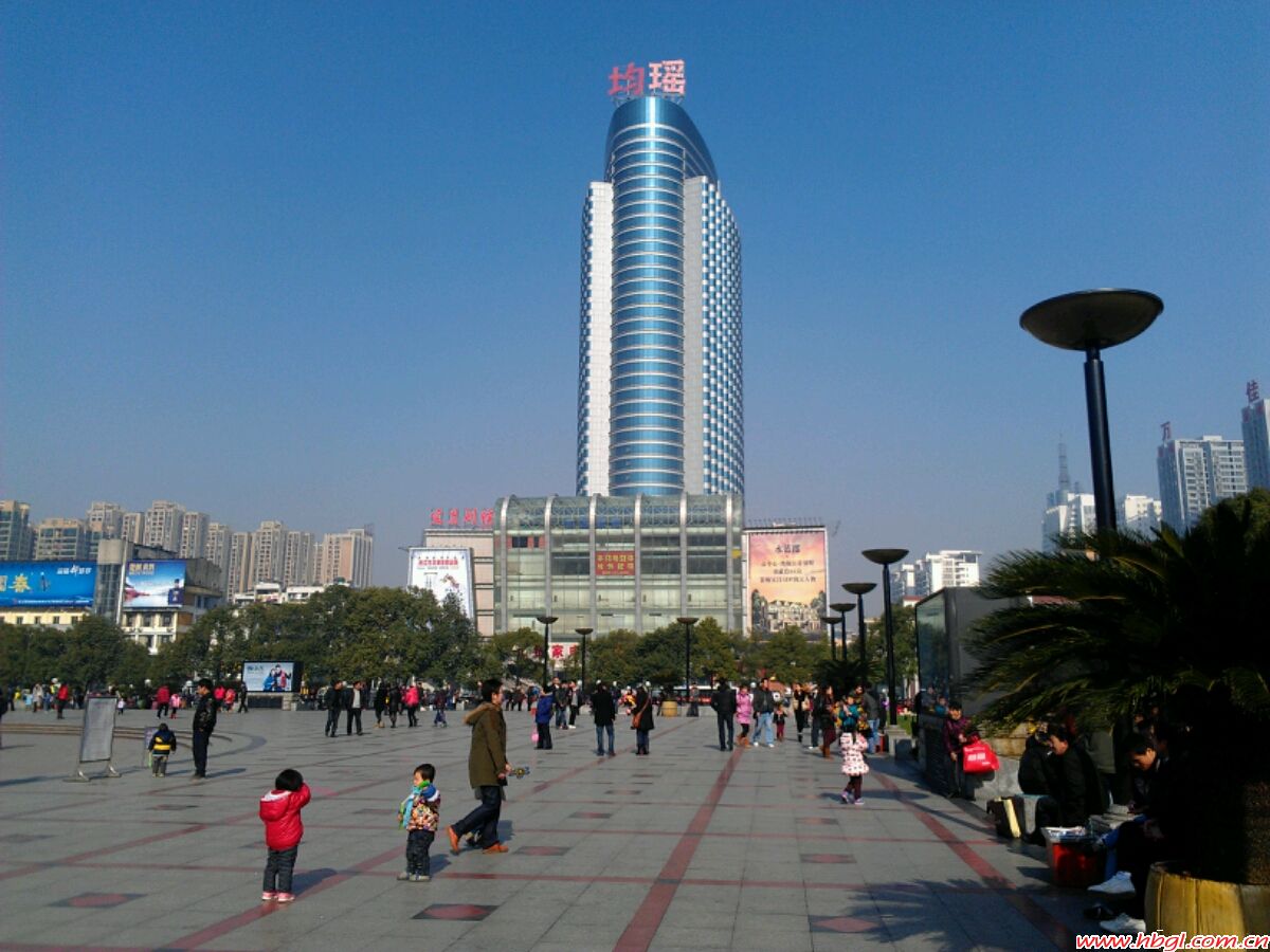 夷陵广场游客如织，不远处均耀广场拔地而起，好一幅现代都市美景!