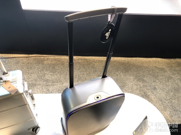 90分智能跟随旅行箱亮相CES 黑科技满满