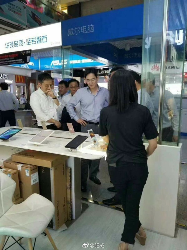 三星李在镕深圳出差 顺便逛了小米之家