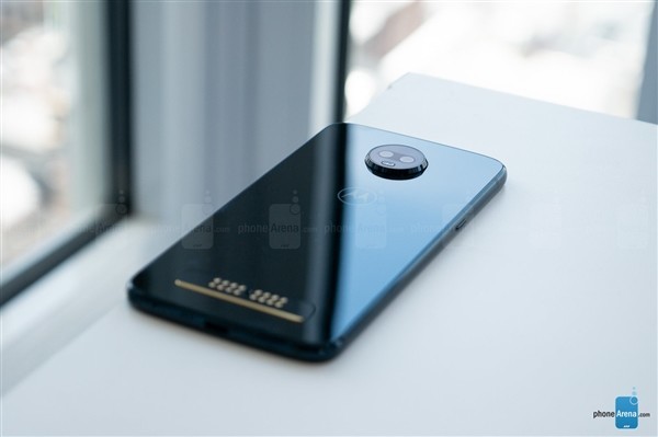 moto Z3 play发布 侧面指纹赠送电池模块