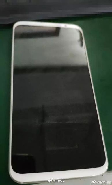 魅族16白色真机亮相 超高屏占比吓skr人