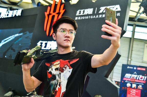若风亮相CJ努比亚红魔展台 迷彩手机吸睛