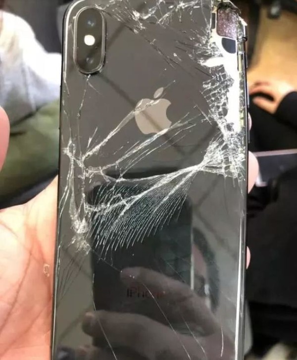 iPhone XS迎全球首碎 网友直呼摔不起