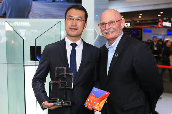 华为Mate X斩获MWC2019最佳新联接移动终端大奖