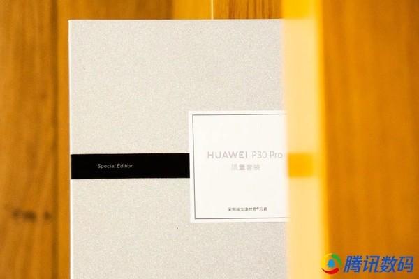 华为P30 Pro限量套装真机开箱 施华洛世奇加持美翻了
