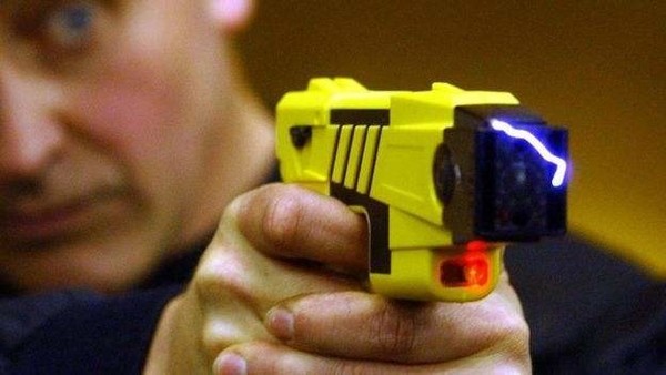 澳洲警方正在实验新型吐网“泰瑟枪” 警察变身蜘蛛侠  CNMO