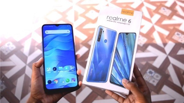 疑似realme 6真机图曝光 百元挖孔屏手机可以期待一下